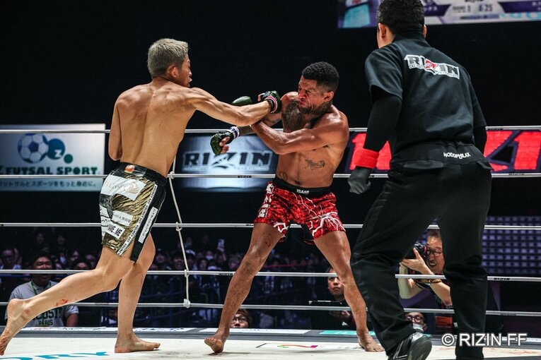 秋元強真vs.パッチー・ミックス　©RIZIN FF
