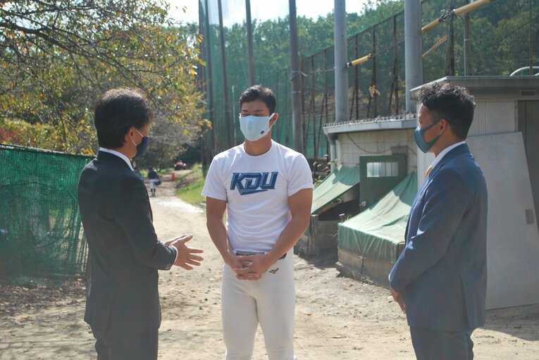 写真は2020年10月。ドラフト会議を控え、牧田勝吾スカウト（左）は近畿大・佐藤輝明（中央）を訪問。オリックスは佐藤を1位指名するも抽選で外れ、山下舜平大（福岡大大濠）を指名した　©Sankei Shimbun