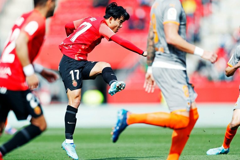 久保建英が“不可解判定”に怒った！ ラフプレーに抗議→イエローも…「バモス！クボ」とファンが信頼する理由〈撮影者の視点〉(14)