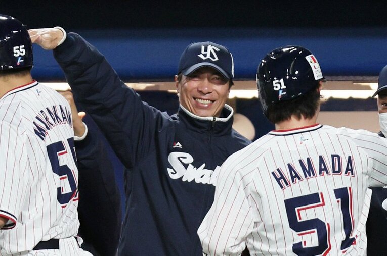 開幕3連勝と好スタートのヤクルト。しかし高津臣吾監督は浦添キャンプで“危機感”を明かしていた ／ photograph by JIJI PRESS