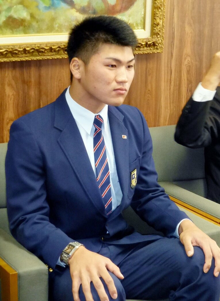 日本ハムからの説明を受ける山口さん。数日後、断りの連絡を入れる　©KYODO