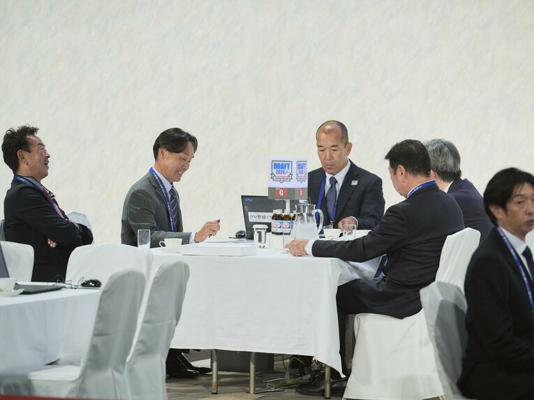 「表情が対照的すぎる！」ドラフト会場で見た巨人と阪神の首脳陣　©Yuki Suenaga