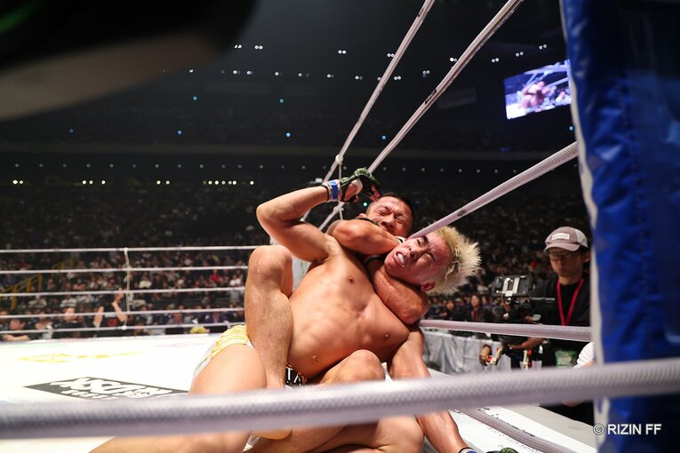 堀口恭司が神龍誠を仕留めたリアネイキッドチョーク（2枚目／全3枚）©RIZIN FF