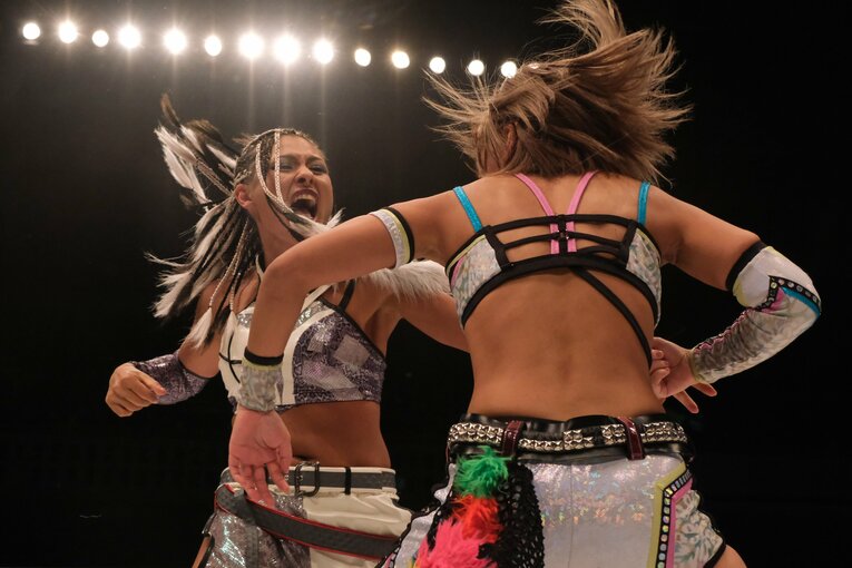 スターダム退団マッチで小波が“亡き戦友”木村花の技に込めた意味とは？ 対戦したジュリアは試合中に涙…「まだまだNEVER ENDです」(11)