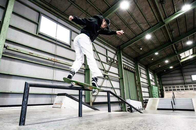 パーク内を流しながら、軽やかにレールに跳び乗る（全10枚中の7枚目）　©Asami Enomoto