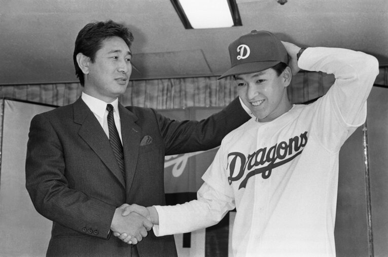 1987年、ドラフト1位の立浪和義選手（PL学園）と星野仙一監督　©JIJI PRESS