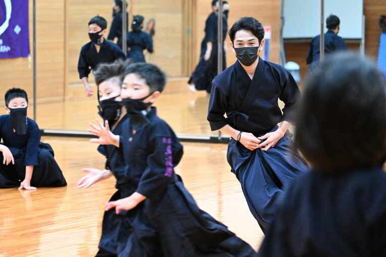 鬼ごっこに全力で取り組む戸崎総代表　©Keiji Ishikawa