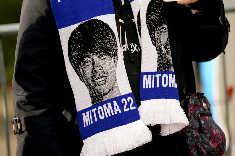 マンU戦、アメックススタジアムで三笘のスカーフをするファン　©AFLO