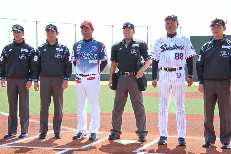 2024年イースタン・リーグの開幕戦で試合前に整列するヤクルト・池山隆寛二軍監督とオイシックスの橋上秀樹監督（当時）　©JIJI PRESS