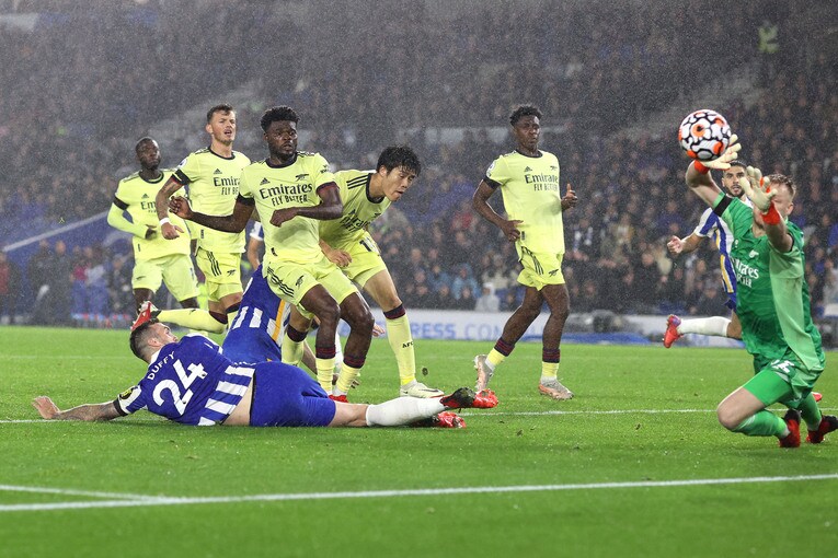 激しい風雨の中、ブライトンに攻め込まれるアーセナル守備陣　©Getty Images