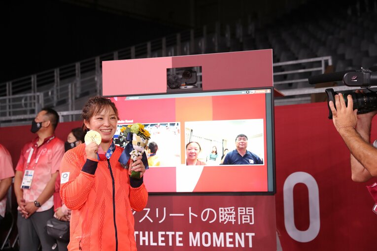 決勝後、笑顔で両親に報告をした友香子