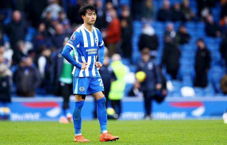 0－1でクリスタルパレスに敗れた直後、呆然と立ち尽くす三笘。ブライトンはリーグ戦12試合で1勝のみ　©AFLO