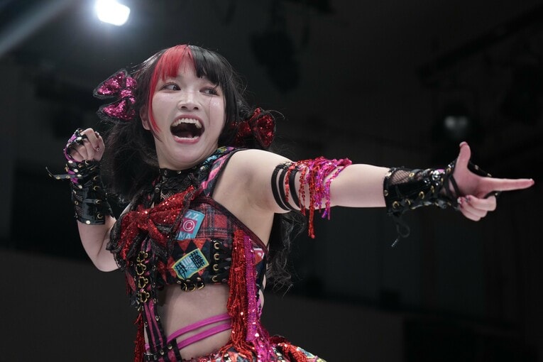 ポーズを決める伊藤麻希　©Essei Hara