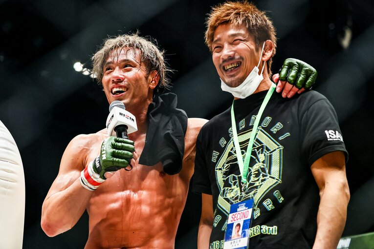 摩嶋戦後、所英男と勝利の喜びを分かち合う　©RIZIN FF Susumu Nagao