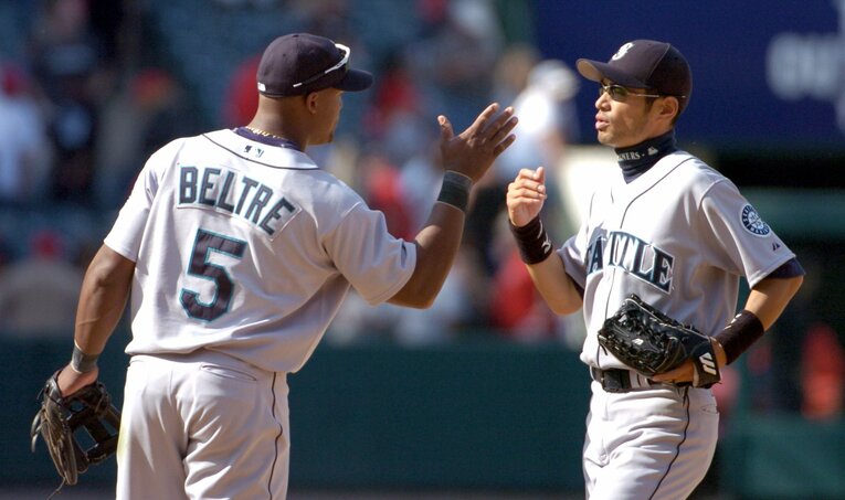 イチローとハイタッチするベルトレ　©Getty Images