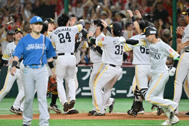 ［第1戦］山川、「三塁ゴロかと思った」サヨナラ打連続写真！　©Hideki Sugiyama