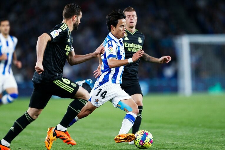 「久保建英がスペイン紙の一面に！」子供サポ「タケが決めるよ」予言通りマドリーを圧倒“ソシエダの熱狂”は翌日も…カメラマンは見た(32)