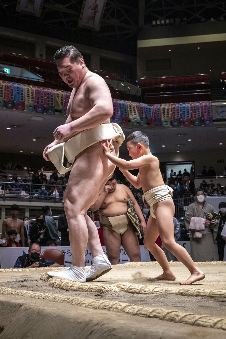 子供たちと相撲をとる白鵬　©Takuya Sugiyama