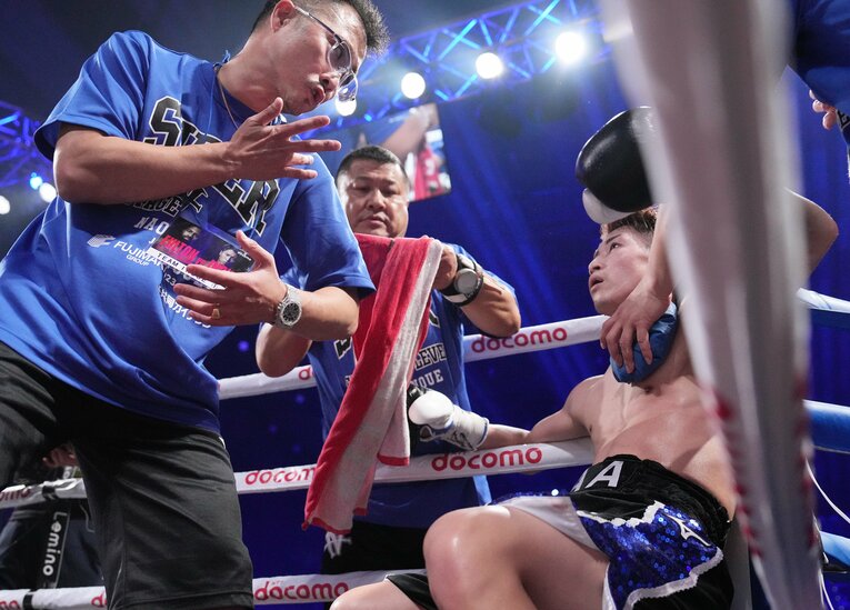 井上尚弥に声をかける井上真吾トレーナー　©Naoki Fukuda