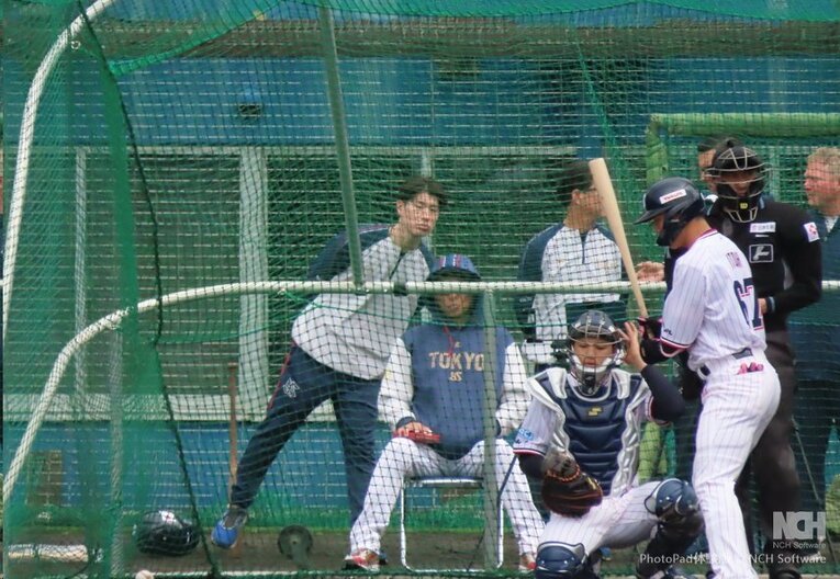 フリー打撃も見守る　左©Kou Hiroo