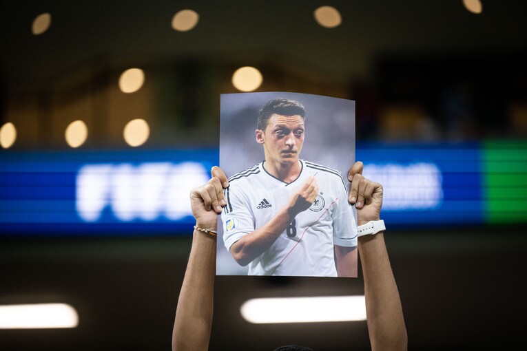 掲げられたエジルの写真　©Kazuo Fukuchi/JMPA