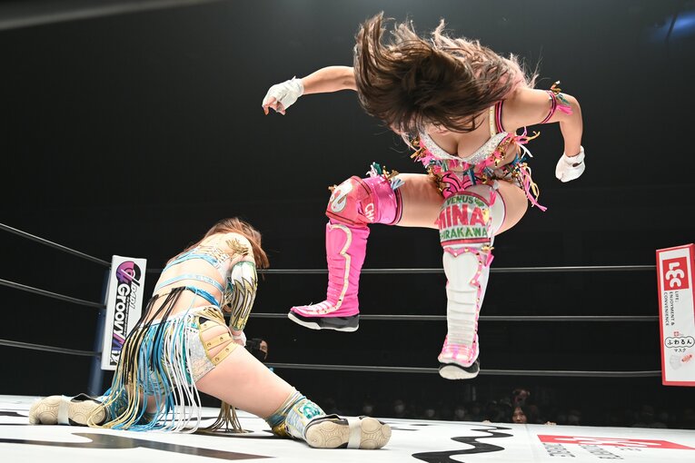 ストンピングで上谷沙弥の膝を攻撃