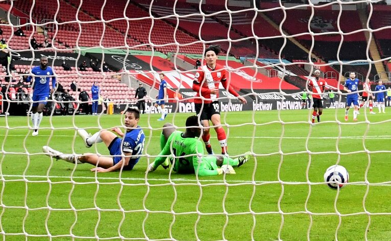 南野らしいスキルでチェルシー守備陣を翻弄した先制ゴールだった©REUTERS/AFLO