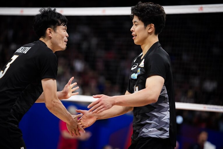 深津旭弘、宮浦健人（VNLアメリカ戦）　©︎Volleyball World