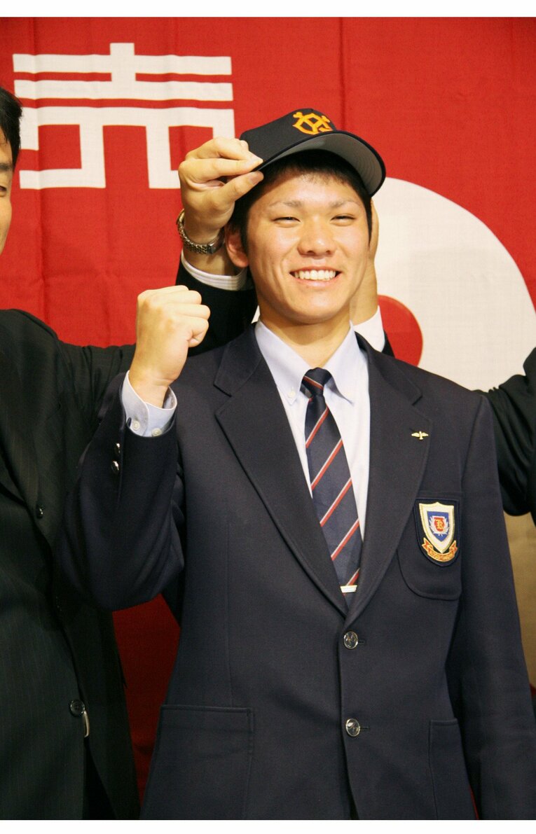 2006年11月、巨人入団が決定した坂本勇人　©KYODO