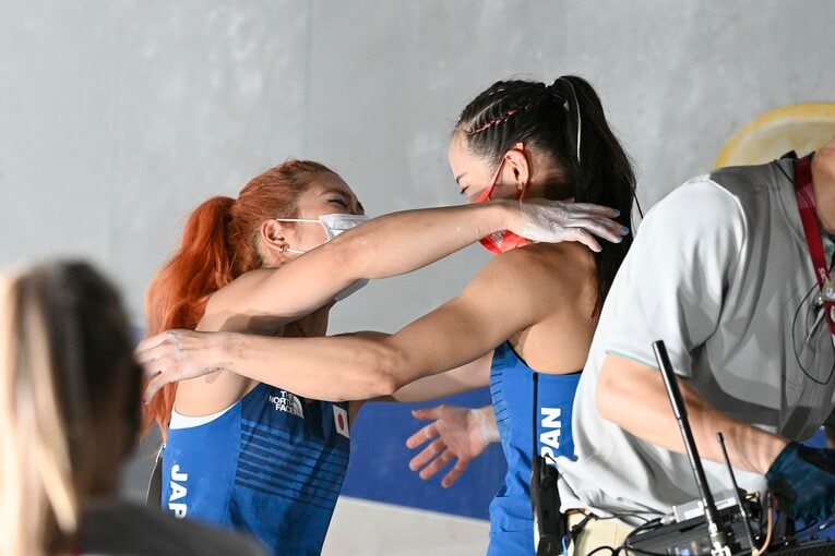 メダルが確定し、ハグをする野口啓代と野中生萌　©︎Asami Enomoto/JMPA