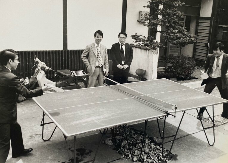 1974年頃の1枚。右から野本虎次五段、森安正幸四段、森安秀光五段（2人は兄弟）、桐山清澄七段。野本以外は関西所属で、対局で来たようだ　©Noboru Tamaru