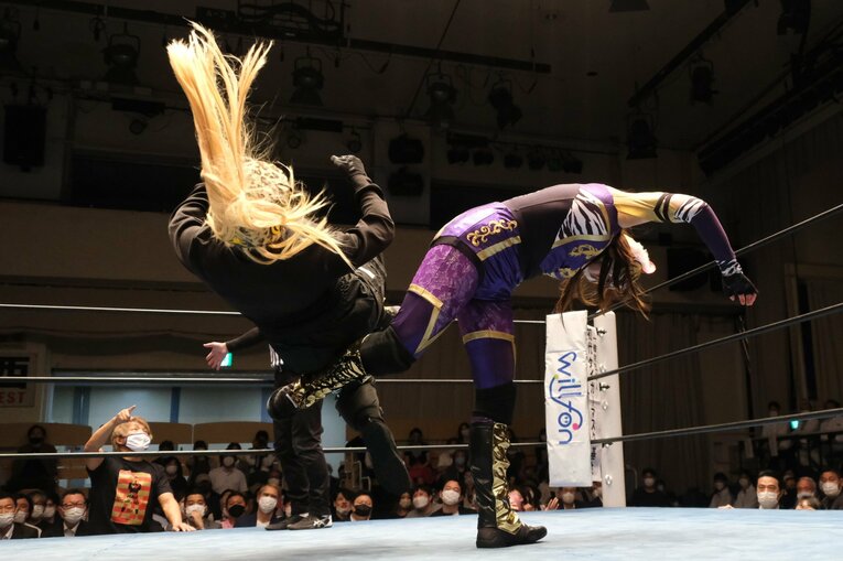 タイガー・クイーンを激怒させた“ヒール殺法”…乱入に凶器攻撃、待望のライバルは何でもありの“闇の軍団”？(14)