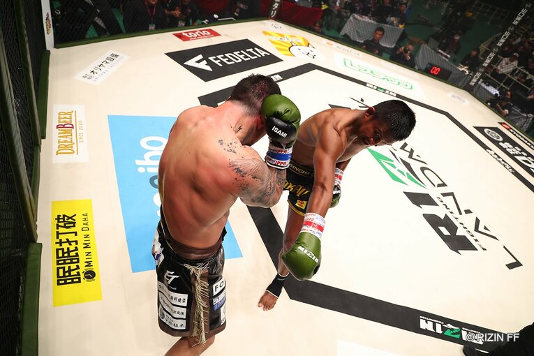 ブアカーオの伸びのあるストレート　©RIZIN FF