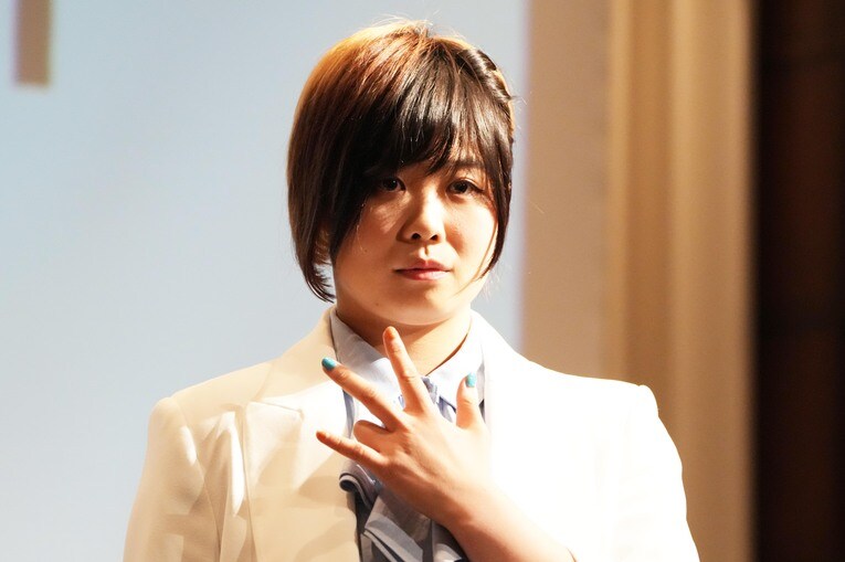 MIRAIは白いベルトを意識した白いスーツ姿で登場