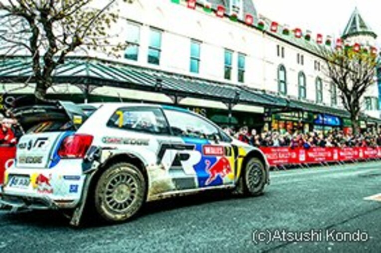 表彰式は風光明媚な観光地スランディドノで行なわれた。 