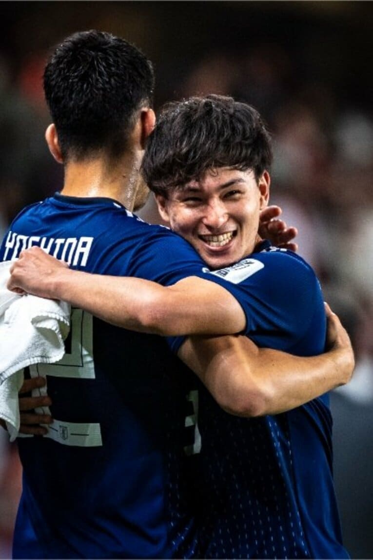 2019年のアジア杯、吉田麻也とハグする南野拓実　©Takuya Sugiyama