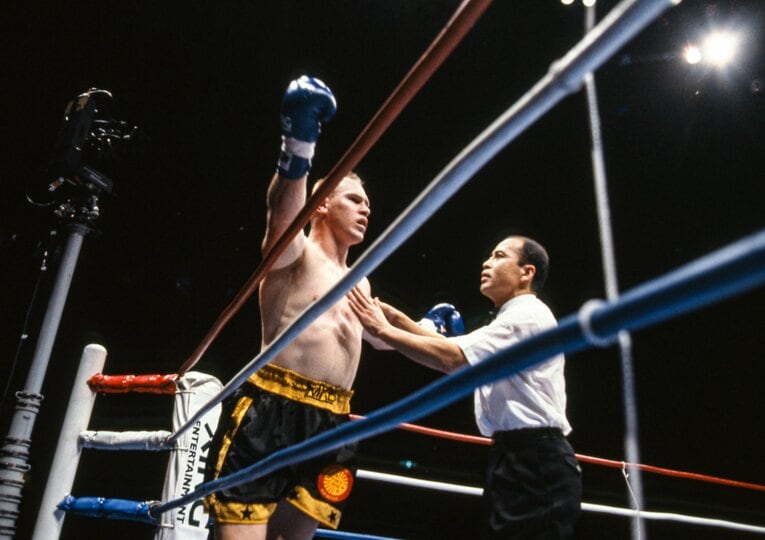 後頭部へのパンチによるKO負けを喫し、判定に納得がいかないマイク・ベルナルド　©Susumu Nagao