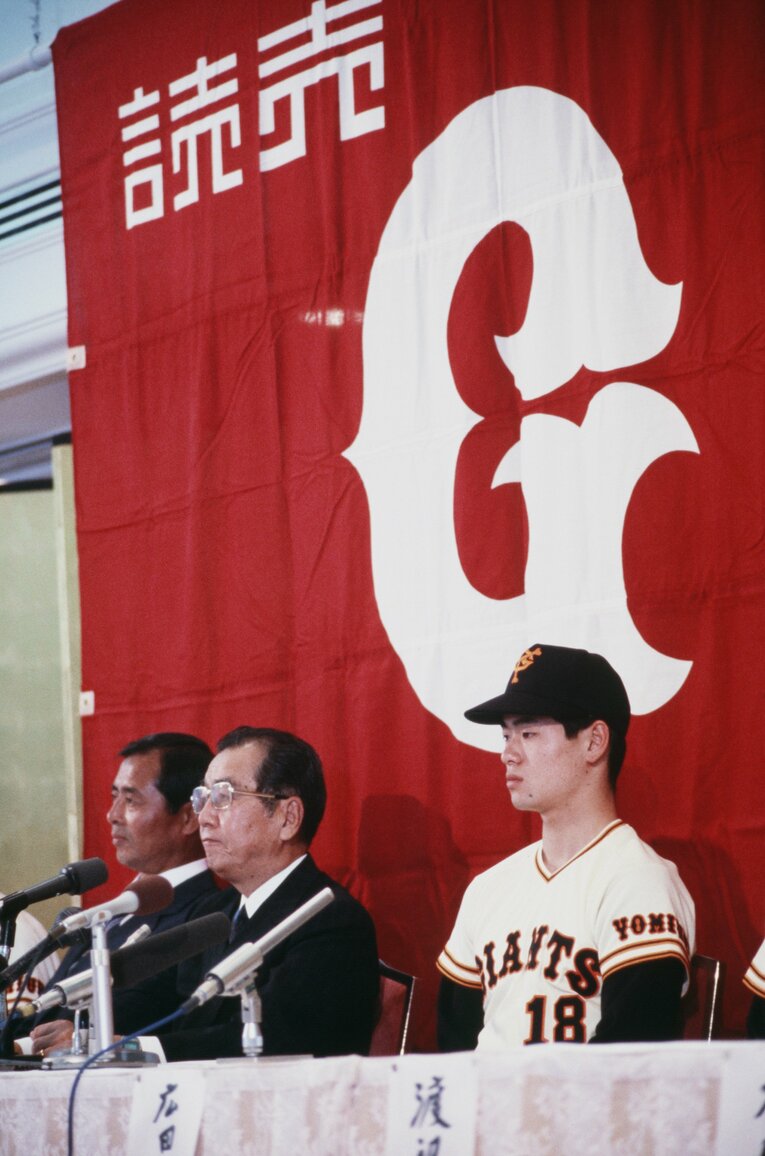 入団会見に臨む17歳の桑田真澄（右）。左に正力亨オーナー、奥に王貞治監督　©JIJI PRESS