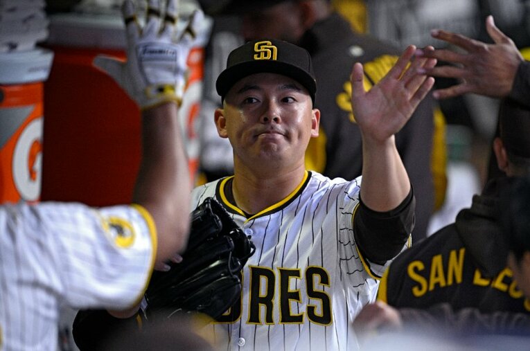 チームメートからの信頼も厚い松井裕樹 ／ photograph by Getty Images