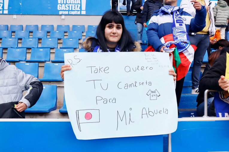 タケのファンだというおばあちゃんのためにユニホームをお願いするサポーター　©Daisuke Nakashima