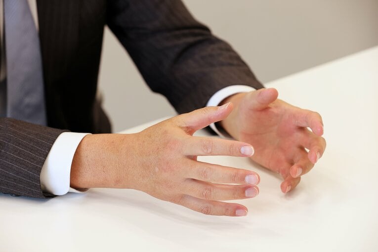 取材に応じる住友電工の渡辺康幸監督　©Shigeki Yamamoto