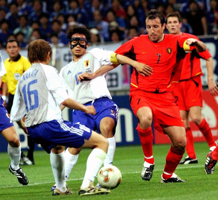 日韓W杯ベルギー戦、負傷したDF森岡隆三に代わって投入されたDF宮本恒靖。大会直前に鼻を骨折したため、フェイスガードを装着してピッチに臨んだ（2002年）　©︎AFLO