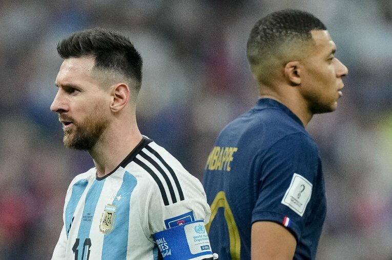 カタールW杯を通じて規格外たる所以を示したアルゼンチンのリオネル・メッシとフランスのキリアン・エムバペ。決勝戦でも“特大の個”を見せつけた ／ photograph by Getty Images