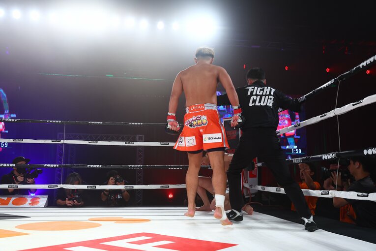 コーナーを背負って崩れ落ちる朝倉未来　©RISE CREATION