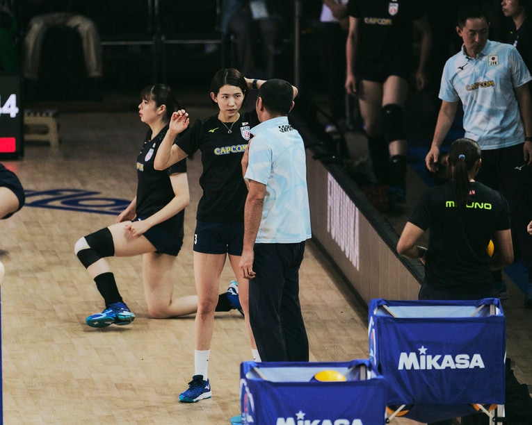 コーチと言葉をかわす古賀紗理那（VNLセルビア戦）©︎Yuki Suenaga