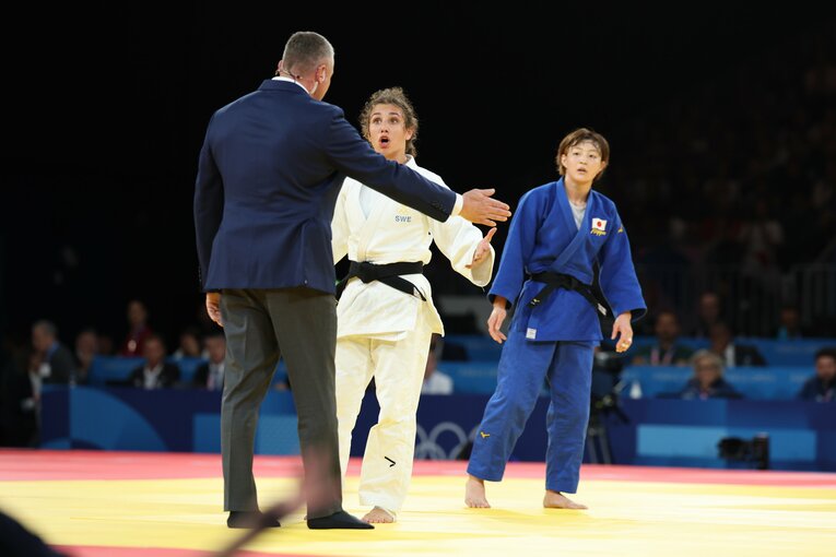 パリ五輪準決勝、指導3つでの反則負けに抗議するバブルファト（スウェーデン）だが、表彰式では爽やかに角田を称えた　©Tetsuya Higashikawa/JMPA