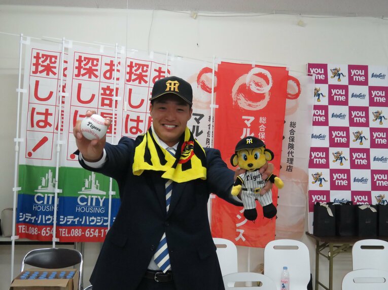 阪神モードの石井（画像は右に続きます）©Kou Hiroo