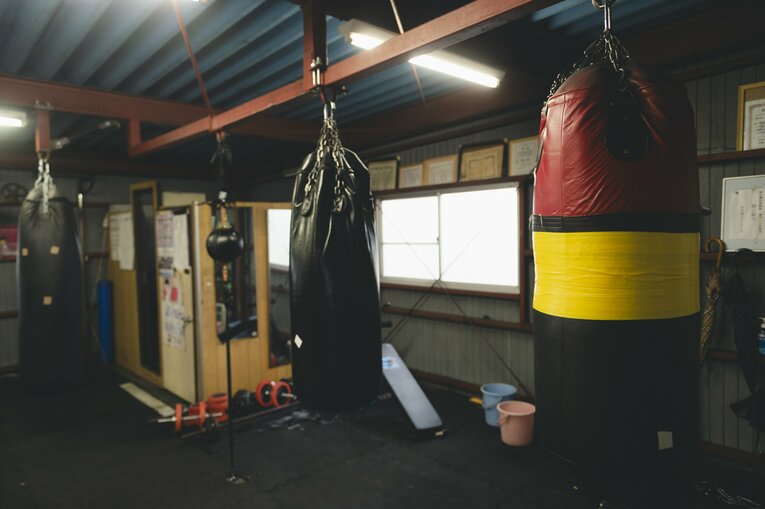 多寿満ジムのサンドバッグ　©︎Wataru Sato