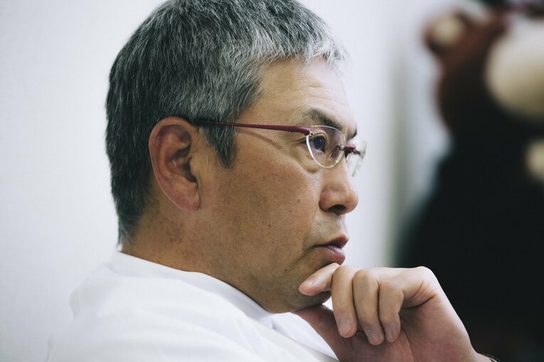 インタビューに応じる小宮山監督　©Asami Enomoto