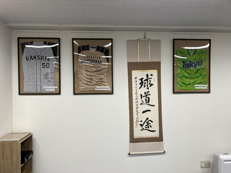 ほかに帝京大硬式野球部出身の同学年、青柳晃洋（阪神）、西村天裕（日本ハム）のユニフォームも　©Number Web